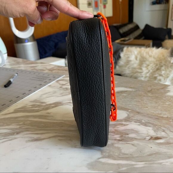 Louis Vuitton Soft Pochett Volga Black Monogram Embossed Leather Belt Bag Clutch - Picture 5 of 12